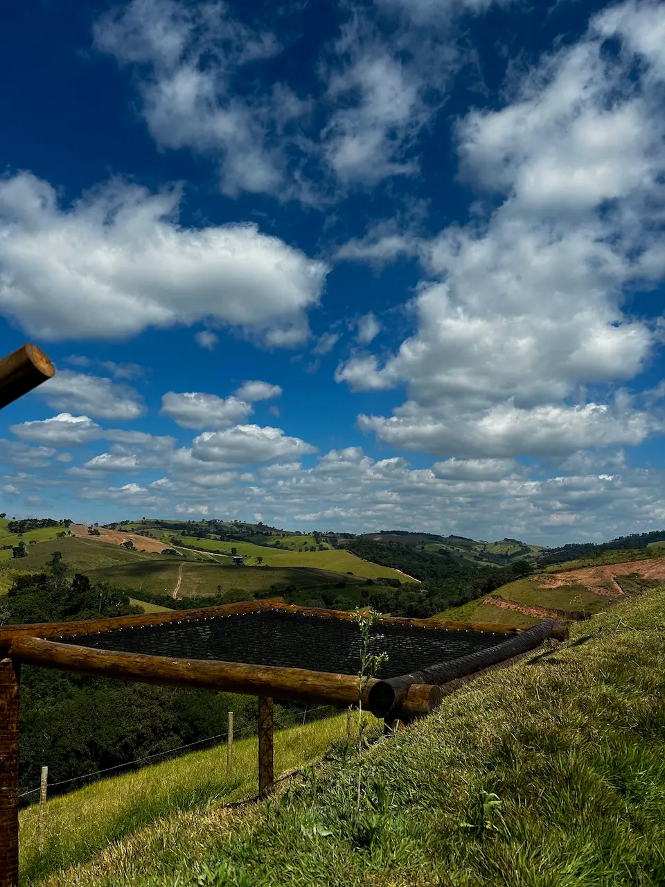 Bangalô Prana — área externa com vista para a Serra da Mantiqueira