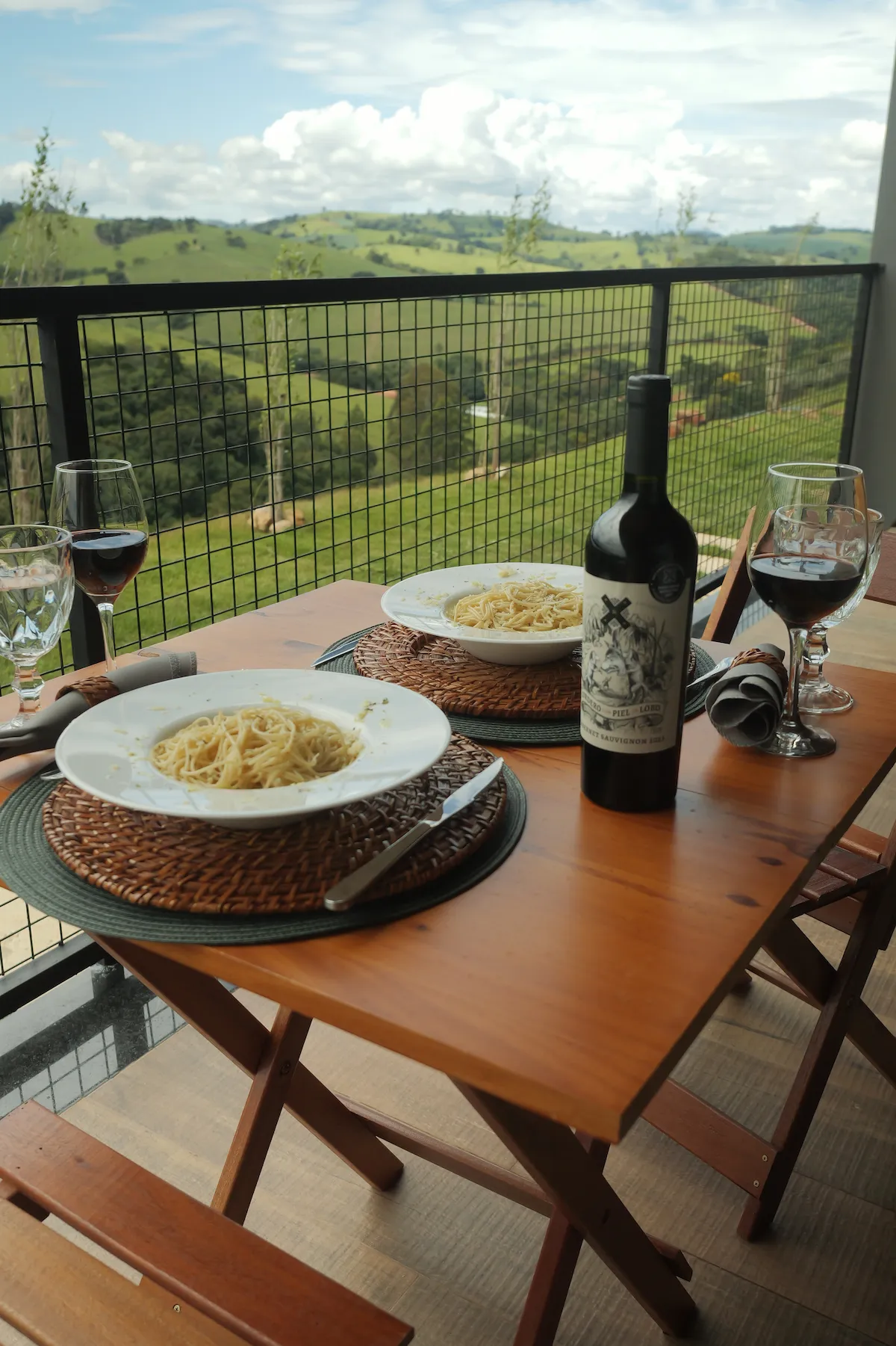 Área de convivência da Vila Samadhi com vista para a Serra da Mantiqueira